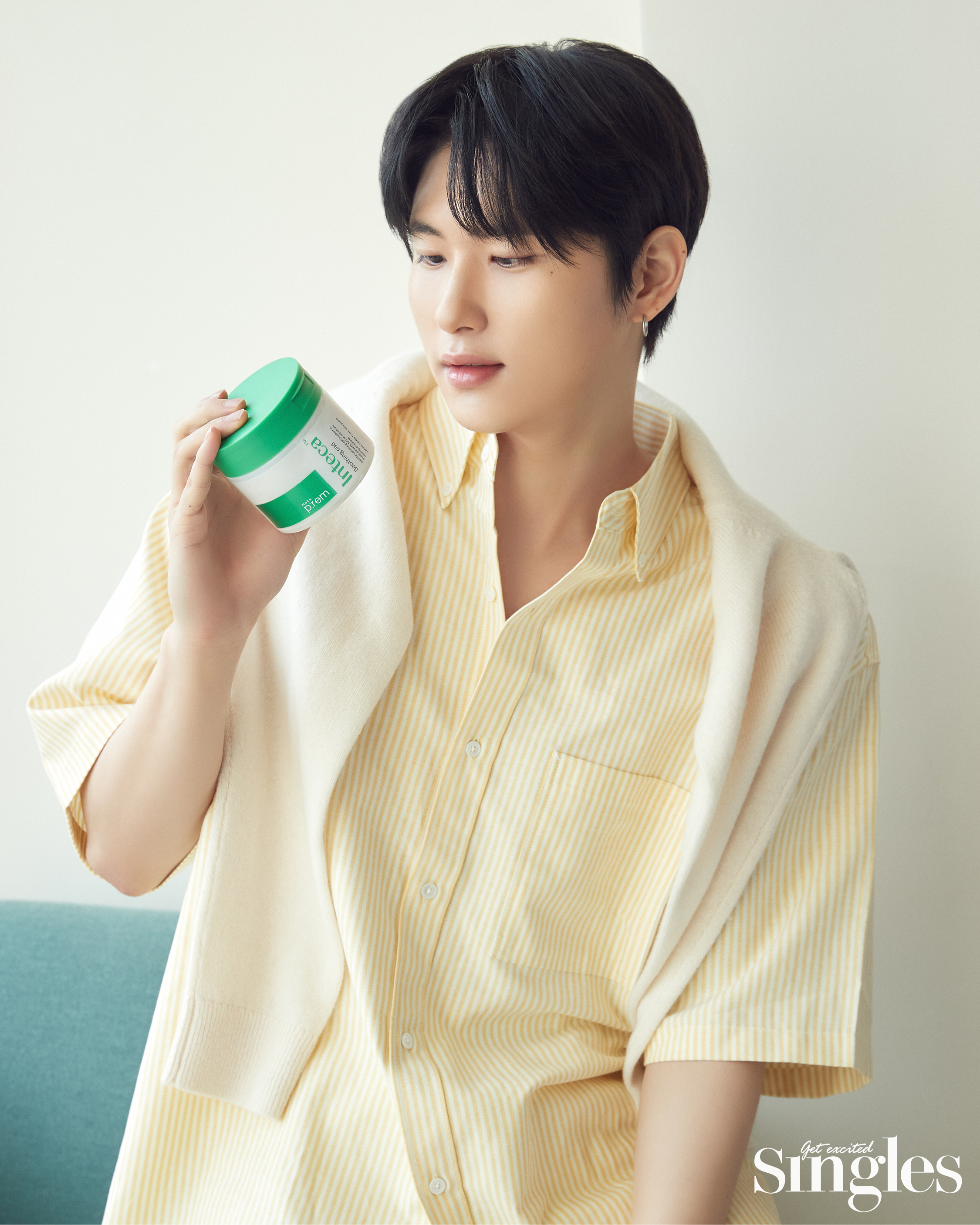 크래비티 우빈과 메이크포렘 인테카 수딩 패드가 등장한 싱글즈 화보